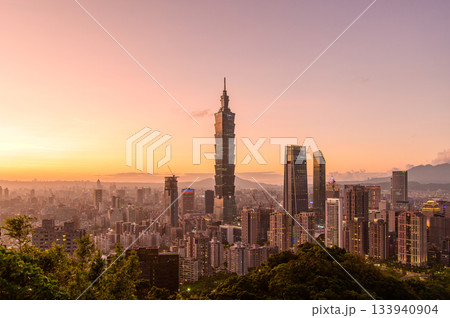 台湾にある台北のとても美しい夕焼け風景 133940904