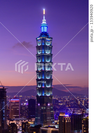 台湾にある台北のとても美しい夕焼け風景 133940920