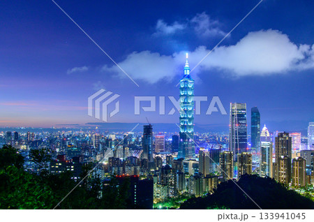 展望台から眺める台北のとても美しい街並み夜景 133941045