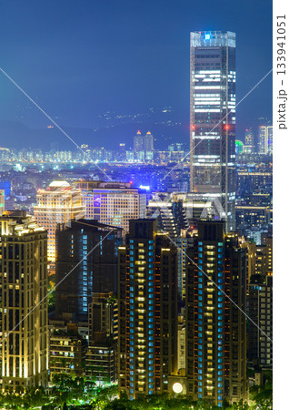 展望台から眺める台北のとても美しい街並み夜景 展望台から眺める台北のとても美しい街並み夜景 133941051