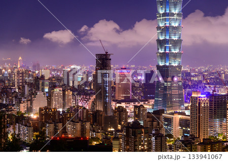展望台から眺める台北のとても美しい街並み夜景 133941067