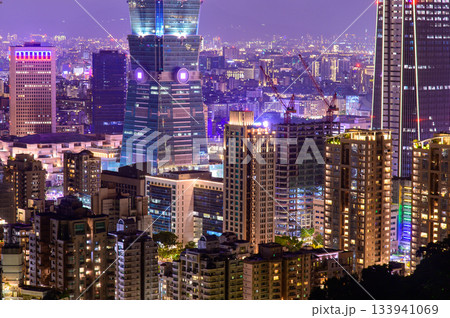 展望台から眺める台北のとても美しい街並み夜景 展望台から眺める台北のとても美しい街並み夜景 133941069