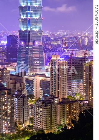 展望台から眺める台北のとても美しい街並み夜景 展望台から眺める台北のとても美しい街並み夜景 133941071