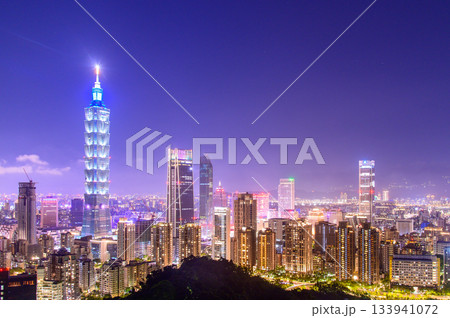 展望台から眺める台北のとても美しい街並み夜景 133941072