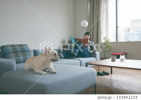 ソファでくつろぐ犬と女性 ソファでくつろぐ犬と女性 133941233