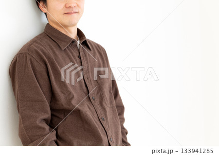 カジュアル姿のミドル男性 カジュアル姿のミドル男性 133941285