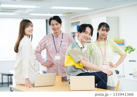 オフィスで働く若いエンジニア 133941366