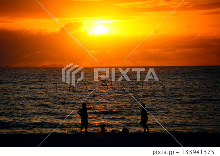 沖縄　秋の夕暮れ時　サンセット　マジックアワー 133941375