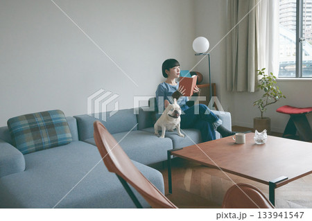 ソファでくつろぐ女性と犬 ソファでくつろぐ女性と犬 133941547