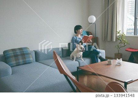 ソファでくつろぐ女性と犬 ソファでくつろぐ女性と犬 133941548