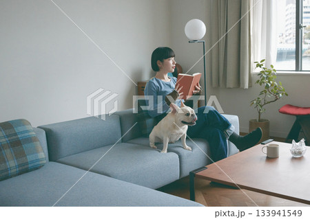 ソファでくつろぐ女性と犬 ソファでくつろぐ女性と犬 133941549