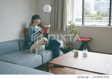 ソファでくつろぐ女性と犬 ソファでくつろぐ女性と犬 133941550
