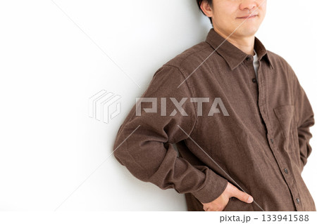 カジュアル姿のミドル男性 カジュアル姿のミドル男性 133941588