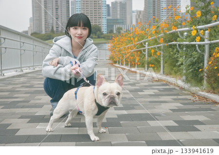犬の散歩をする女性 133941619