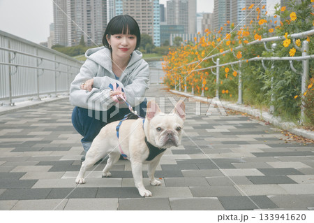 犬の散歩をする女性 133941620