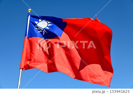 青空になびいている台湾の国旗 133941625
