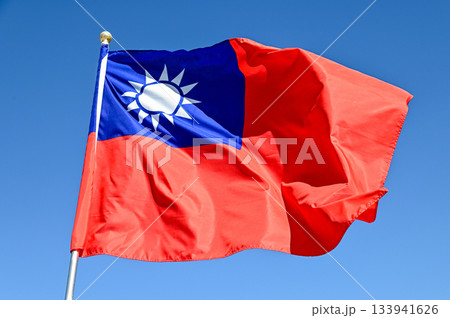 青空になびいている台湾の国旗 133941626