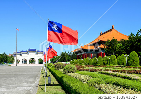 青空になびいている台湾の国旗 133941627
