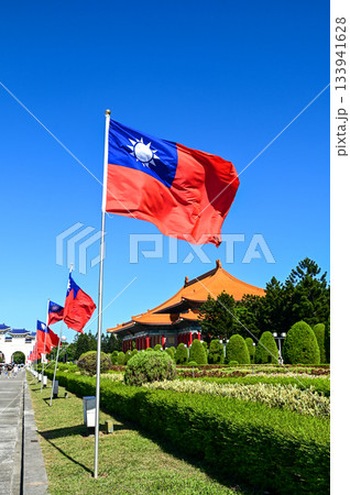 青空になびいている台湾の国旗 133941628