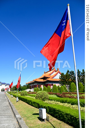 青空になびいている台湾の国旗 133941631