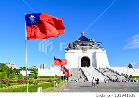 青空になびいている台湾の国旗 133941639
