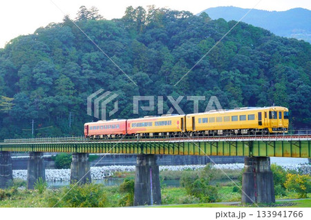 森を背に肱川を渡る伊予灘ものがたり 森を背に肱川を渡る伊予灘ものがたり 133941766