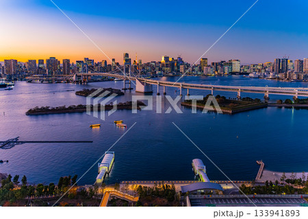 【東京都】レインボーブリッジ　トワイライト 133941893