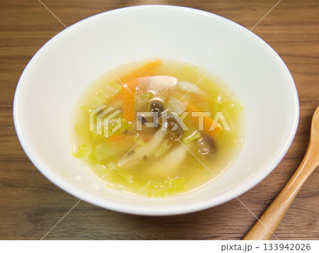 野菜のコンソメスープ 133942026