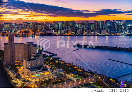 【東京都】お台場から眺める芝浦方面の トワイライト夕景 【東京都】お台場から眺める芝浦方面の トワイライト夕景 133942119