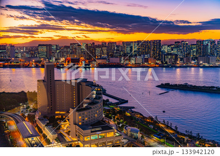 【東京都】お台場から眺める芝浦方面の トワイライト夕景 【東京都】お台場から眺める芝浦方面の トワイライト夕景 133942120