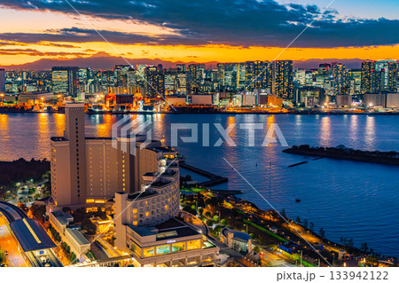 【東京都】お台場から眺める芝浦方面の　トワイライト夕景 133942122