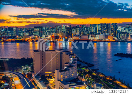 【東京都】お台場から眺める芝浦方面の　トワイライト夕景 133942124