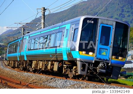 区間運転で高松へ向かう特急いしづち（2000系気動車） 133942149