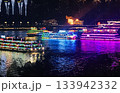 ライトアップされた夜の港 133942332