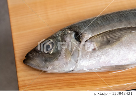 まな板にのった大きな鯵のイメージ (写真素材) まな板にのった大きな鯵のイメージ (写真素材) 133942421