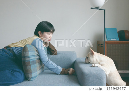 ソファでくつろぐ女性と犬 133942477