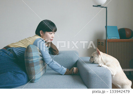 ソファでくつろぐ女性と犬 133942479