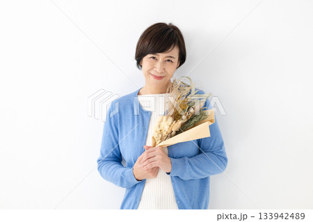 ドライフラワーを持つ女性 133942489