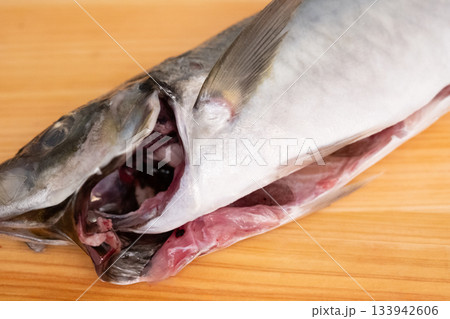 大きな鯵の鰓と腑をかき出したところ (写真素材) 大きな鯵の鰓と腑をかき出したところ (写真素材) 133942606