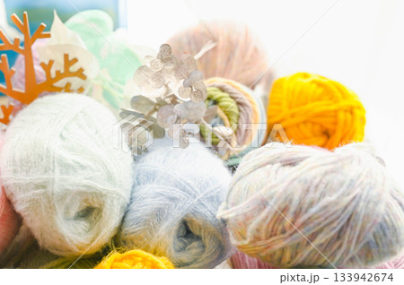 ふんわり優しい色の毛糸玉 133942674