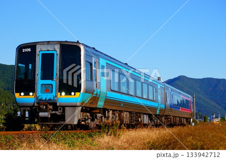 晴れ渡る空の下を行く特急宇和海 133942712