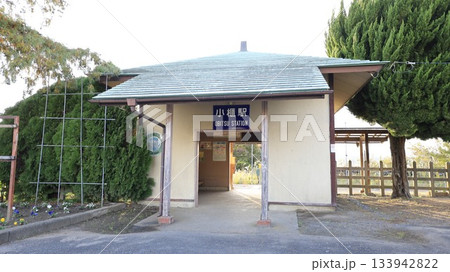 JR久留里線の小櫃駅駅舎 133942822