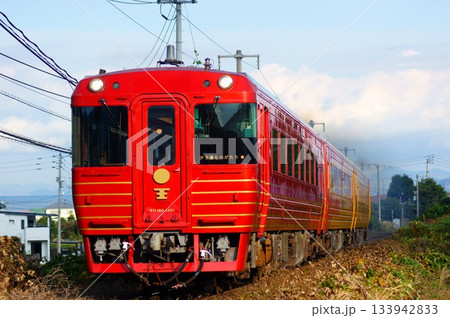 草原の先から現れる特急伊予灘ももがたり 133942833