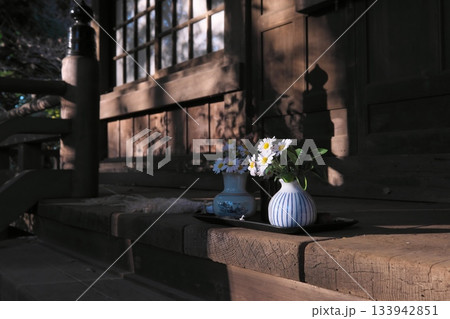 小さな神社に野の花のお供えもの　大庭神社 133942851