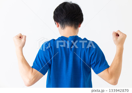 肩と肩甲骨のストレッチ体操をするTシャツ姿のミドル男性 肩と肩甲骨のストレッチ体操をするTシャツ姿のミドル男性 133942870