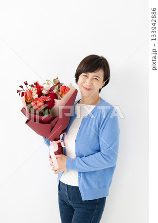 花束を持つ女性 133942886