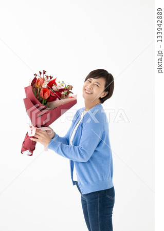 花束を持つ女性 133942889