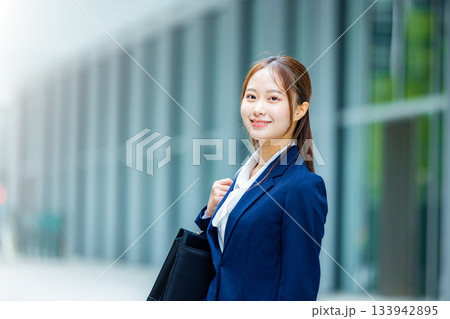 就活を頑張る女性 133942895