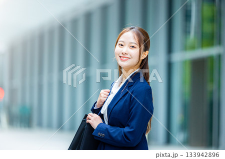 就活を頑張る女性 133942896