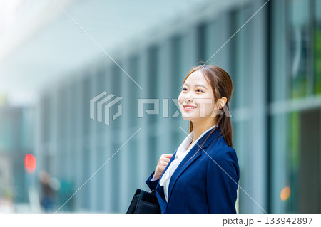 就活を頑張る女性 133942897